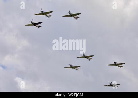 7 Hawker uragani airborne insieme per la prima volta dal 1946, al Shuttleworth Airshow militare il 7 Luglio 2019 Foto Stock