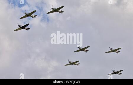 7 Hawker uragani airborne insieme per la prima volta dal 1946, al Shuttleworth Airshow militare il 7 Luglio 2019 Foto Stock