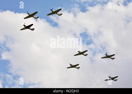 7 Hawker uragani airborne insieme per la prima volta dal 1946, al Shuttleworth Airshow militare il 7 Luglio 2019 Foto Stock