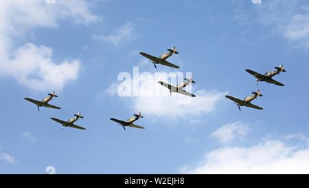 7 Hawker uragani airborne insieme per la prima volta dal 1946, al Shuttleworth Airshow militare il 7 Luglio 2019 Foto Stock