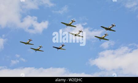 7 Hawker uragani airborne insieme per la prima volta dal 1946, al Shuttleworth Airshow militare il 7 Luglio 2019 Foto Stock