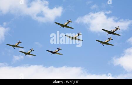 7 Hawker uragani airborne insieme per la prima volta dal 1946, al Shuttleworth Airshow militare il 7 Luglio 2019 Foto Stock