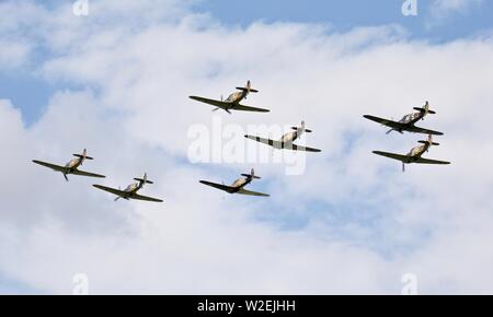 7 Hawker uragani airborne insieme per la prima volta dal 1946, al Shuttleworth Airshow militare il 7 Luglio 2019 Foto Stock