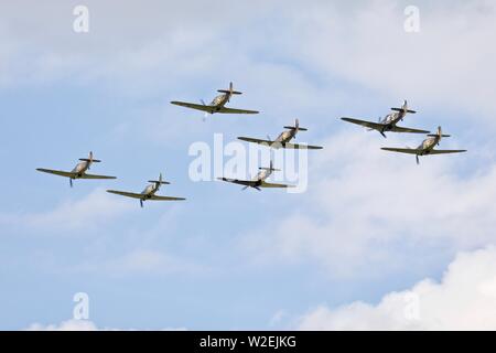 7 Hawker uragani airborne insieme per la prima volta dal 1946, al Shuttleworth Airshow militare il 7 Luglio 2019 Foto Stock