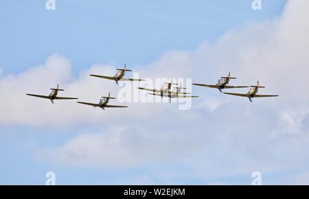 7 Hawker uragani airborne insieme per la prima volta dal 1946, al Shuttleworth Airshow militare il 7 Luglio 2019 Foto Stock