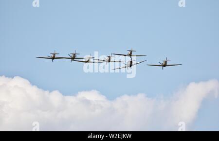 7 Hawker uragani airborne insieme per la prima volta dal 1946, al Shuttleworth Airshow militare il 7 Luglio 2019 Foto Stock