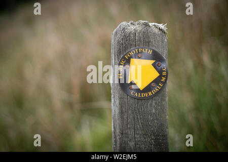 Sentiero pubblico segno a Ogden serbatoio di acqua e la Riserva Naturale, Halifax, West Yorkshire, Regno Unito Foto Stock