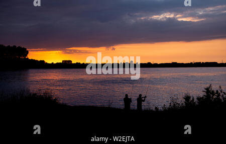 I pescatori al tramonto in controluce, caldo e colori brillanti Foto Stock