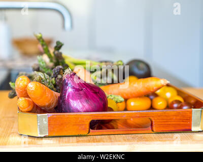 Vassoio vegetale sulla sommità di una moderna cucina pronti per essere preparati Foto Stock