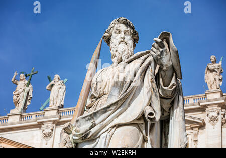 San Pietro statua che si trova nella parte anteriore della Basilica di San Pietro e la Città del Vaticano, Roma, lazio, Italy Foto Stock