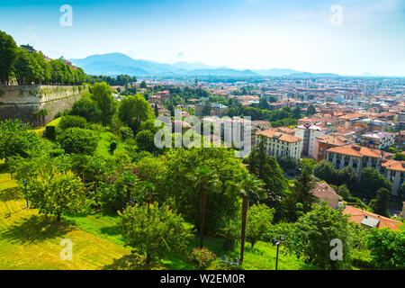 Bergamo città panorama dalla Città Alta Città Vecchia, Italia Foto Stock