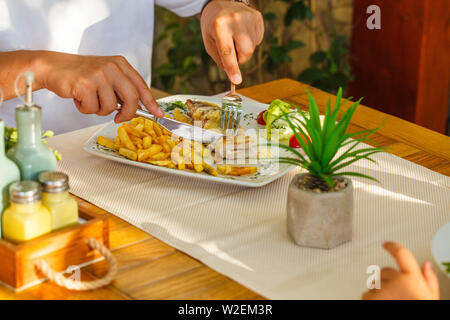 Tradizionale carne montenegrino Negush bistecca su una piastra bianca in un ristorante. Foto Stock