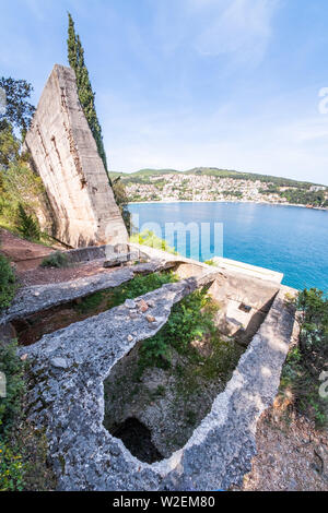 Abbandonato rovinato perso il posto porta con la funicolare alla miniera di bauxite in città Cere vicino Rabac in Istria, Croazia Foto Stock