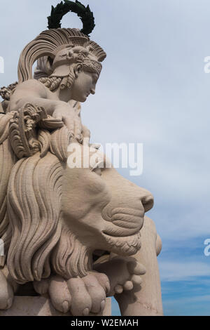 Colossale scolpita scultura di un Lions Head a Valor facente parte del monumento sulla parte superiore dell'Arco da Rua Augusta (Rua Augusta Arch), Lisbona, Portogallo Foto Stock