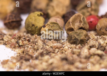Peperoncino secco mix isolati su sfondo bianco Foto Stock