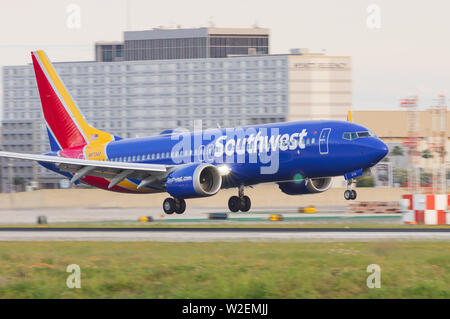 Il jet Boeing 737 della Southwest Airlines è in contatto con l'aeroporto internazionale di Los Angeles, LAX. Foto Stock