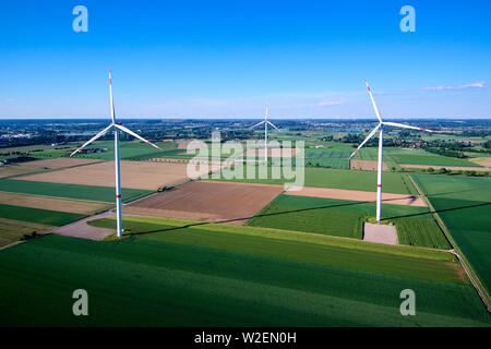 Vista aerea di turbine eoliche in campagna Foto Stock