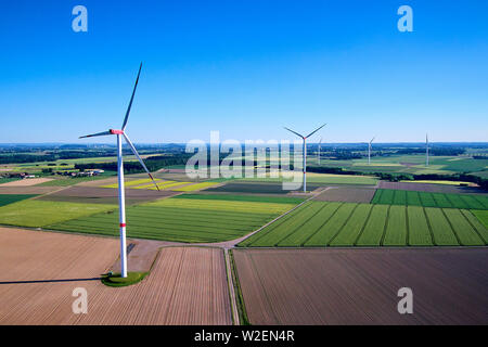 Vista aerea di turbine eoliche in campagna Foto Stock