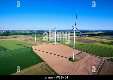 Vista aerea di turbine eoliche in campagna Foto Stock