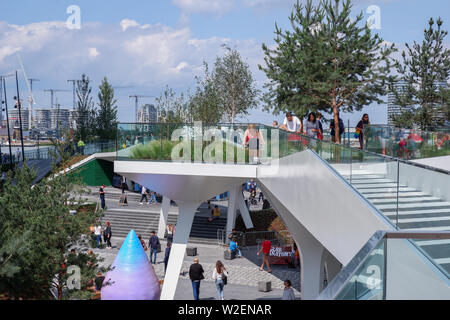 La marea, Londra del primo lineare Riverside park - Penisola di Greenwich Foto Stock