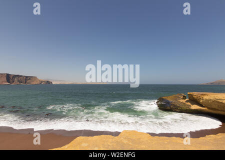 Vista de la Playa Roja en la Reserva Nacional de Paracas. Foto Stock