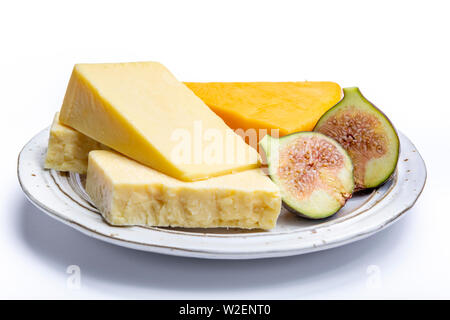 Il formaggio Cheddar raccolta, varietà di formaggio Cheddar prodotto da latte di vacca close up Foto Stock