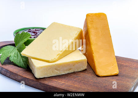 Il formaggio Cheddar raccolta, varietà di formaggio Cheddar prodotto da latte di vacca close up Foto Stock