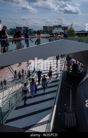 La marea, Londra del primo lineare Riverside park - Penisola di Greenwich Foto Stock