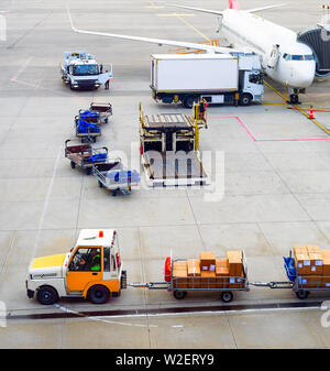 Aerei, passerella, carrello, pacchi carrier, carrelli per bagagli in aeroporto, Vista aerea Foto Stock