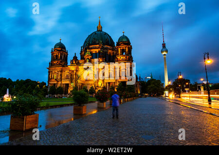 Berlino, Germania. Vista della cattedrale evangelica si trova sull'Isola dei Musei di Berlino, Germania. Notte con cielo nuvoloso scuro e auto sentieri del traffico Foto Stock