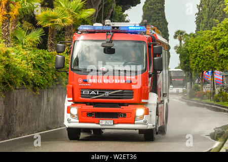 CADDENABBIA, LAGO DI COMO, Italia - Giugno 2019: motore Fire con fari anteriori accesi e fari blu lampeggiante Marcia a velocità in Cadenabbia su una chiamata di emergenza Foto Stock