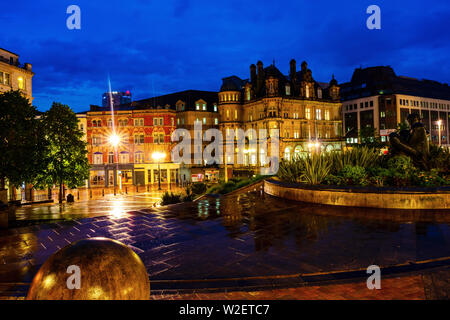 Birmingham, Regno Unito. Victoria Square di notte con edifici illuminati, cafè, negozi e alberghi a Birmingham, Regno Unito. Nuvoloso cielo blu scuro Foto Stock