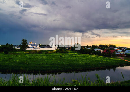 Suzdal, Russia. Vista aerea di intercessione (Pokrovsky) Monastero a Suzdal, Russia durante una sera Nuvoloso. Golden tour viaggio in Russia Foto Stock