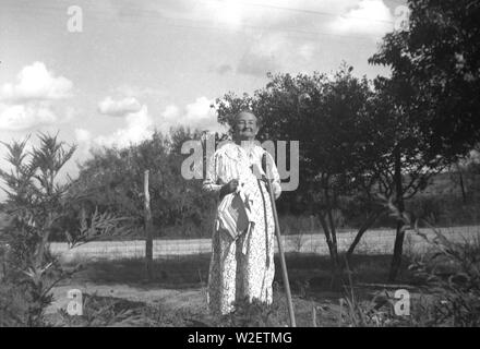 La sig.ra Emily Elizabeth Fulks nel suo giardino a Prairie Lea, Texas Foto Stock