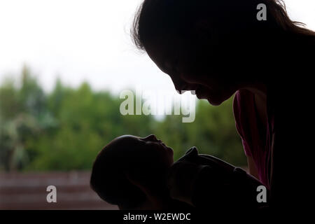 Nuovo eccitato snuggling madre del suo marchio nuovo baby Foto Stock