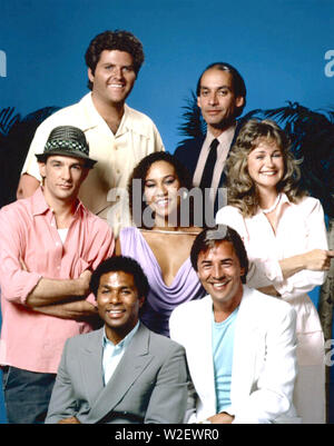 MIAMI VICE 19841989 universale serie televisiva con in prima fila Don Johnson a destra e Michael Thomas Foto Stock