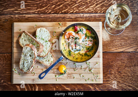 Spicy Aglio Peperoncino gamberi gamberetti in padella con limone e coriandolo Foto Stock
