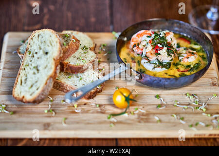 Spicy Aglio Peperoncino gamberi gamberetti in padella con limone e coriandolo Foto Stock