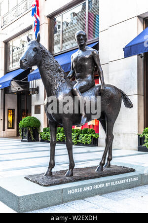 Statua di Horse and Rider di Elisabeth Frink, New Bond Street, Londra, Inghilterra, Regno Unito. Foto Stock