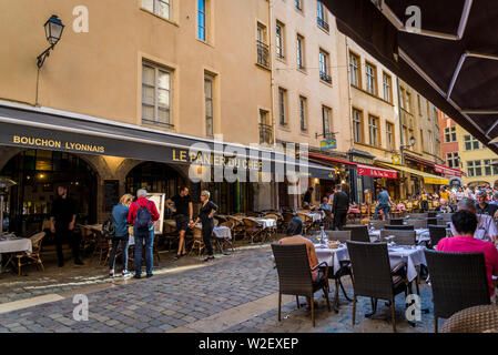 Occupato strada atmosferica nella Vieux Lyon o vecchia Lione, uno d'Europa più ampia del quartieri rinascimentali, Lione, Francia Foto Stock