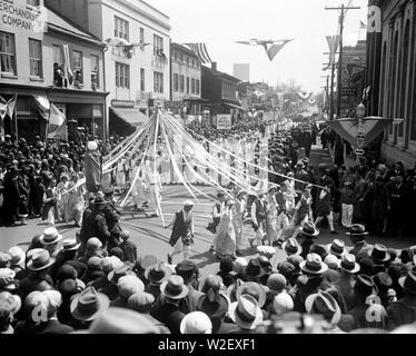 La scuola dei bambini marzo in parata di accogliere l'Apple Blossom Festival in Virginia. Una scena in parata in Winchester, Virginia, oggi quando 10.000 i bambini della scuola hanno marciato per celebrare l'apertura del Apple Festival Bblossom ca. 1930 Foto Stock