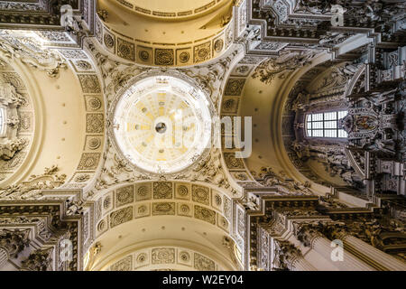 Vista sulla parte interna dei Teatini chiesa di San Gaetano o Theatinerkirche a Monaco di Baviera Foto Stock