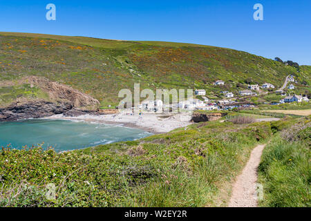 La linea di costa a Crackington Haven su una bella giornata d'estate. Cornwall Inghilterra UK Europa Foto Stock