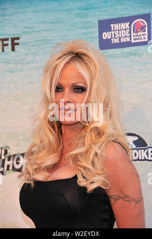 LOS ANGELES, CA. Agosto 01, 2010: Pamela Anderson - presso la centrale di commedia arrosto di Baywatch star David Hasselhoff in Sony Studios, Culver City, CA. © 2010 Paul Smith / Featureflash Foto Stock