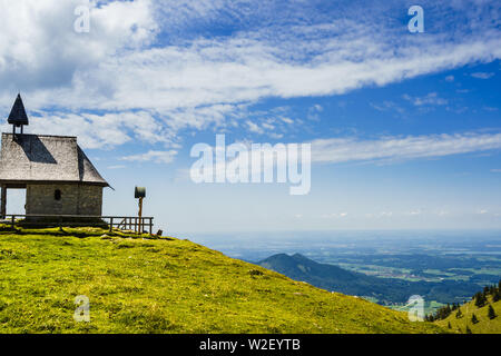 Vista su Steinlingkapelle accanto al monte Kampenwand, Bavaria Foto Stock