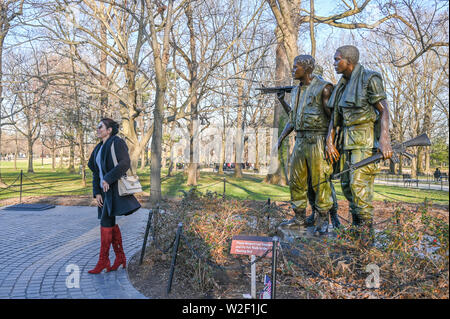 La scultura in bronzo di tre soldati è parte del Vietnam Veterans Memorial a Washington DC. Foto Stock