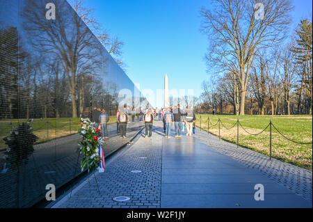 Vietnam Veterans Memorial a Washington DC. La parete contiene più di 58 migliaia di nomi di soldati morti in Vietnam. Foto Stock