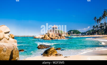 Bella baia con spiaggia di sabbia bianca e acque azzurre in Tayrona Parco Nazionale in Colombia Foto Stock