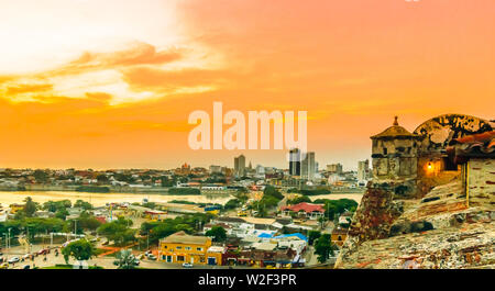 Vista tramonto su cityscape di Cartagena dalla fortezza di San Felipe - Colombia Foto Stock