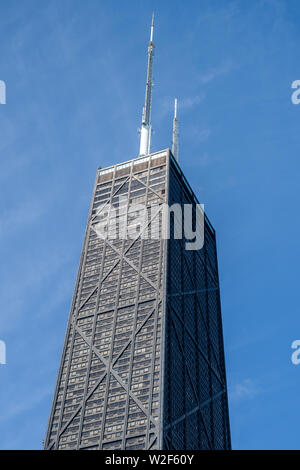 Visualizzazione isolata del John Hancock Building guardando verso l'alto Foto Stock